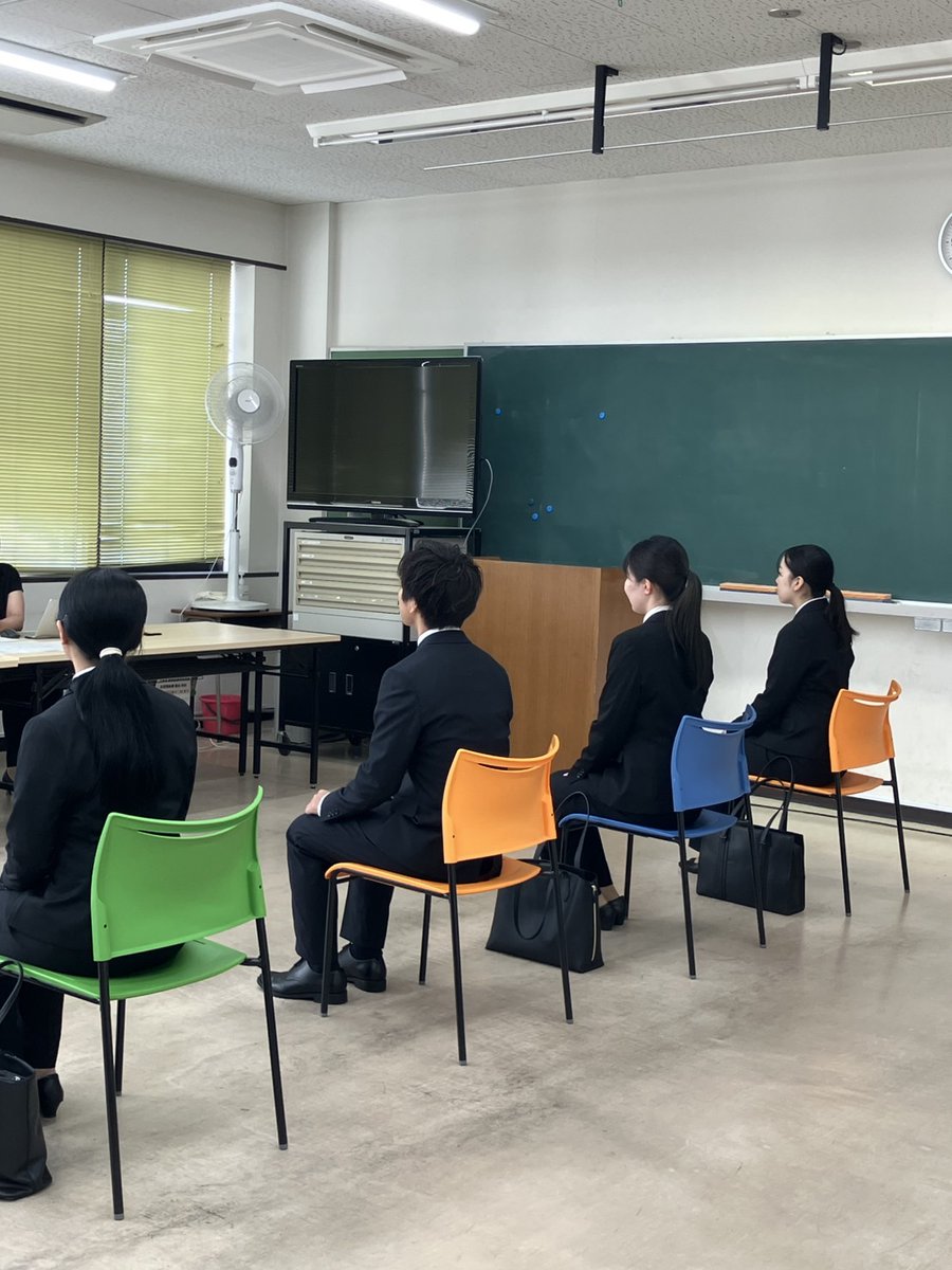 Nnikken's tweet photo. 3年生に進学するための面接の様子をこっそり撮影📸
後ろ姿から熱意を感じますね😎🔥終わった学生たちはホッとした様子でした🤍✨ https://t.co/cHZOEAisTy