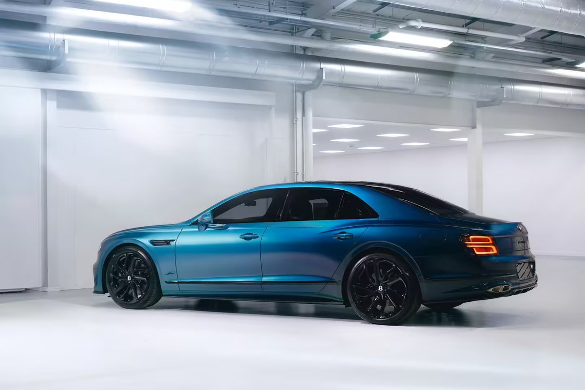AutoLab_1's tweet image. Painting value exceeds that of the Mercedes-Benz E-Class: the Bentley Flying Spur sedan debuts the beauty of the Ombré gradient, priced at $68,000. @MercedesBenz @BentleyMotors