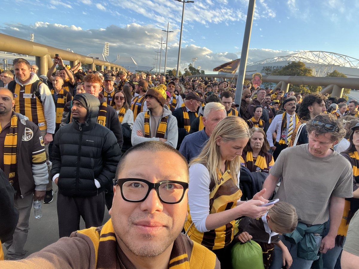kevinkfyam's tweet photo. The #HawkWalk! Go the mighty Hawks @HawthornFC! #AFLCatsHawks https://t.co/ctAbjBMeJU