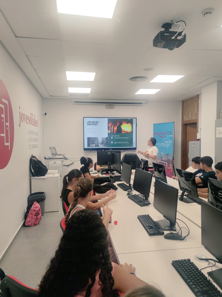 Ayer, en #Kumpania conmemoramos el #DíaDeLaPaz con el grupo de secundaria.🕊️

Hablamos sobre qué son los conflictos armados y cuáles hay activos en el mundo actualmente. ⚔️

Salieron reflexiones muy interesantes.💭

#21S #DíaInternacionaldeLaPaz #FSE #UE