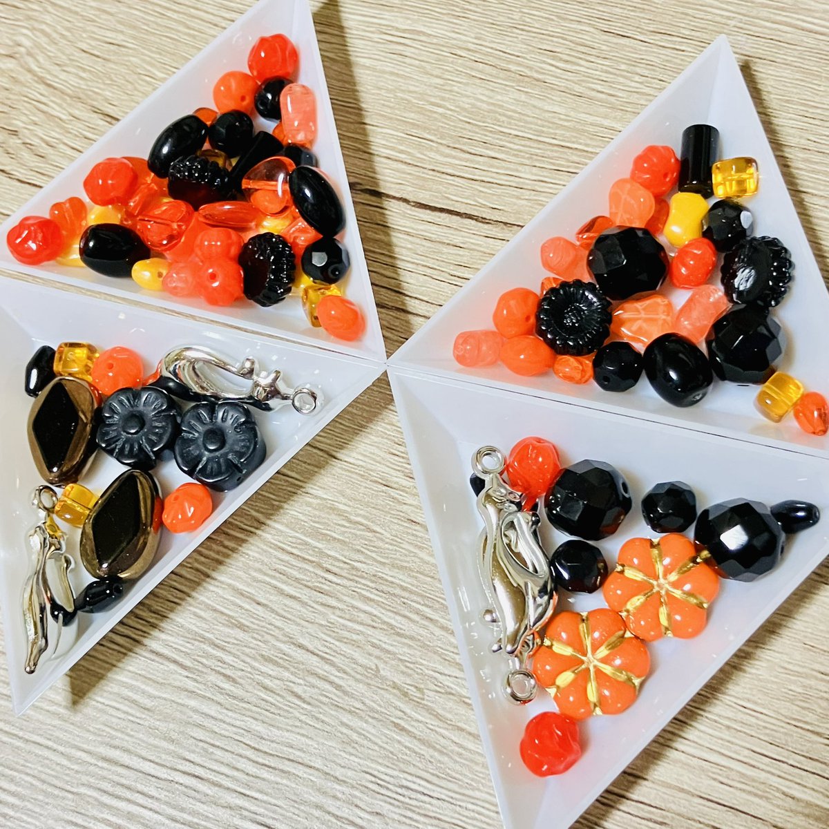 k_kl80's tweet photo. こんばんは
いつもいいね、ＲＰ、フ��ローありがとうございます、見て下さってありがとうございます、励みになります

たくさん台風が近づいていて体調が今ひとつの方も多いと思われます、ご自愛くださいませ🤲
私はビーズを目の前にして固まっているところ��す、台風偏頭痛の影響です😵‍💫

#ありがとう https://t.co/kqFfLDXMir