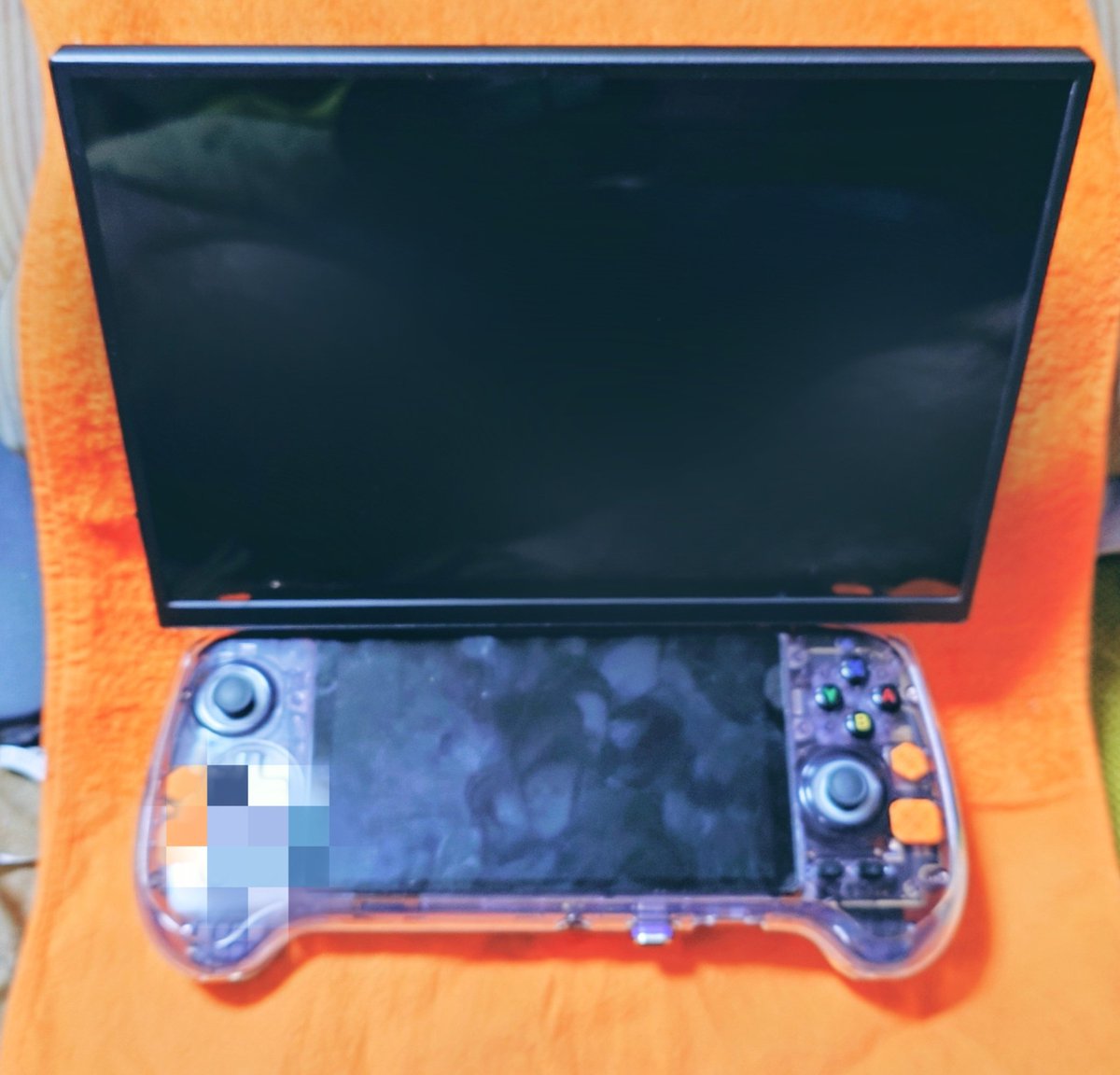 mani_mani_kun's tweet image. 取り付け向き変えれば2画面にもw

本体上部の縁にモニター載せるようにセットすれば重さで外れることもない(強く振れば落ちるけど💦)

ボタン類も覆われないし、結構実用的かも⋆⸜💡⸝⋆

体感lenovo legion y700 Gen4+専用コントローラーより軽い

#ANBERNIC
#RG557
#DualScreen