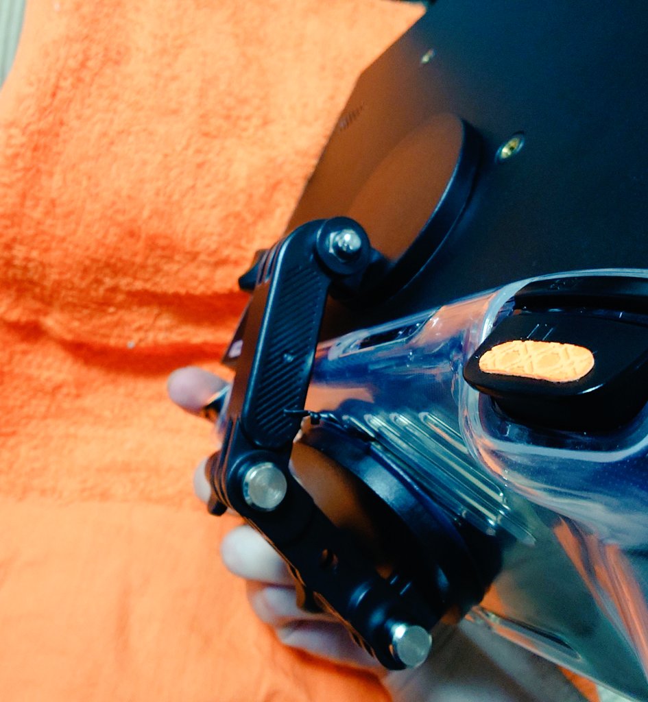 mani_mani_kun's tweet image. 取り付け向き変えれば2画面にもw

本体上部の縁にモニター載せるようにセットすれば重さで外れることもない(強く振れば落ちるけど💦)

ボタン類も覆われないし、結構実用的かも⋆⸜💡⸝⋆

体感lenovo legion y700 Gen4+専用コントローラーより軽い

#ANBERNIC
#RG557
#DualScreen