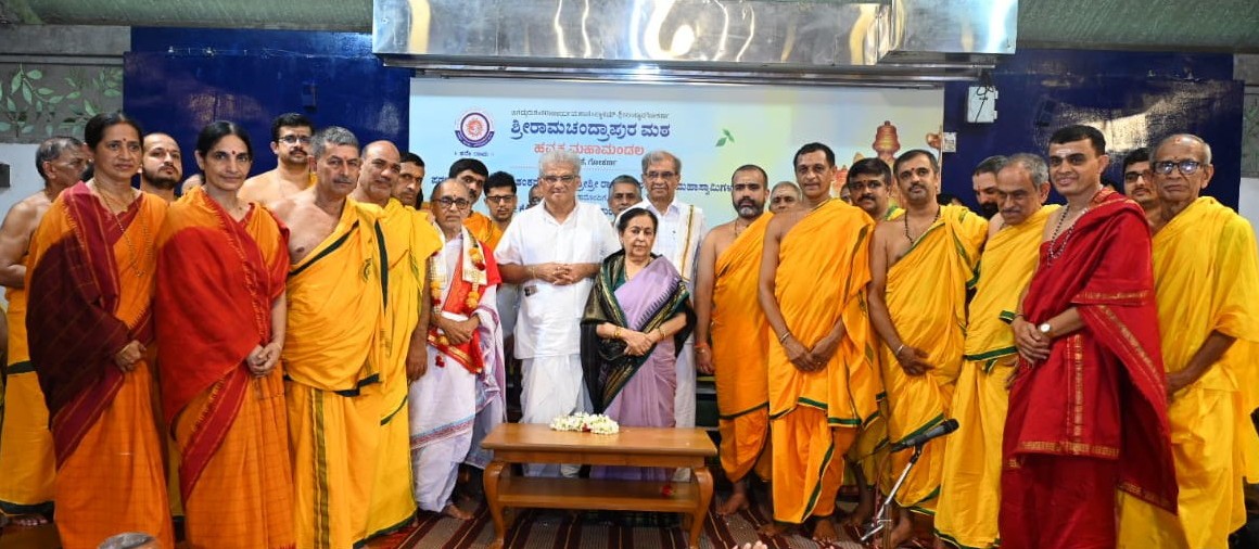 Sri RamachandrapuraMatha 🕉️ (@shankarapeetha) on Twitter photo ಶ್ರೀರಾಮಚಂದ್ರಾಪುರ ಮಠದ ಹವ್ಯಕ ಮಹಾಮಂಡಲದ ವತಿಯಿಂದ ಶ್ರೀಮಠದ ಶಿಷ್ಯವರ್ಗದ ೪೪೫ ರುದ್ರಪಾಠಕರಿಂದ ಶ್ರೀಕ್ಷೇತ್ರ ಧರ್ಮಸ್ಥಳದ ಮಂಜುನಾಥ ಸ್ವಾಮಿಗೆ "ರುದ್ರಾನುಷ್ಠಾನ" ಸಮರ್ಪಣೆ. ಶ್ರೀರಾಮಚಂದ್ರಾಪುರ ಮಠದ ಹವ್ಯಕ ಮಹಾಮಂಡಲದ ವತಿಯಿಂದ ಶ್ರೀಮಠದ ಶಿಷ್ಯವರ್ಗದ ೪೪೫ ರುದ್ರಪಾಠಕರಿಂದ ಶ್ರೀಕ್ಷೇತ್ರ ಧರ್ಮಸ್ಥಳದ ಮಂಜುನಾಥ ಸ್ವಾಮಿಗೆ "ರುದ್ರಾನುಷ್ಠಾನ" ಸಮರ್ಪಣೆ.