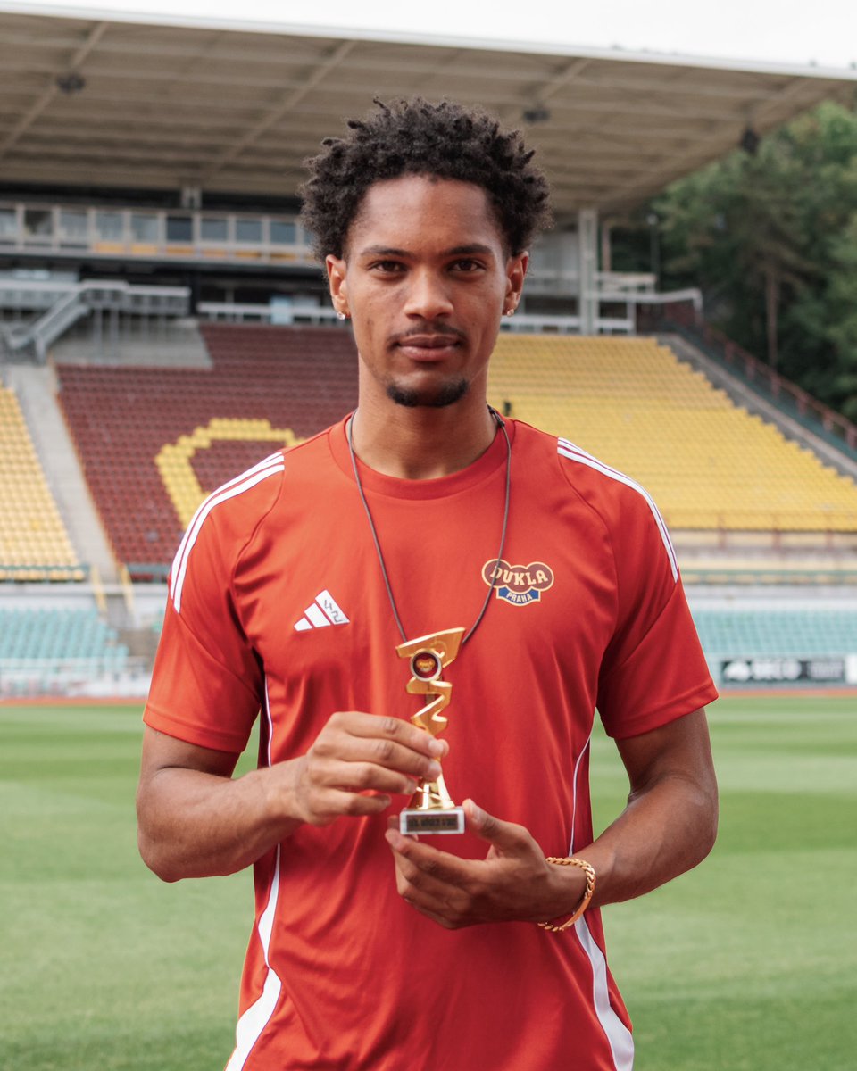FKDuklaPraha's tweet photo. 𝗗𝗨𝗞𝗟𝗔 𝗚𝗢𝗔𝗟 𝗢𝗙 𝗧𝗛𝗘 𝗠𝗢𝗡𝗧𝗛 🥇🎯

Nejlepším gólem srpna jste v hlasování zvolil Namoryho branku proti pražské Spartě 🫵🤯

Namo, gratulujeme! 🔥💪

#fkdukla https://t.co/0gfatjEgi9