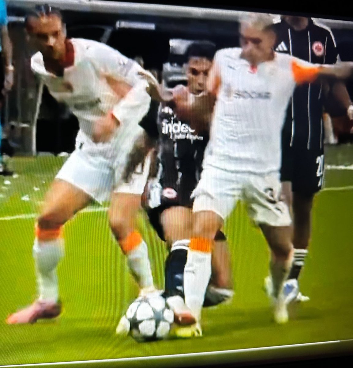 Kimse sunu konusmuyor adam gsnin buz gibi golunu yedi, surda mac 2-0a gelip kopmustu mesela