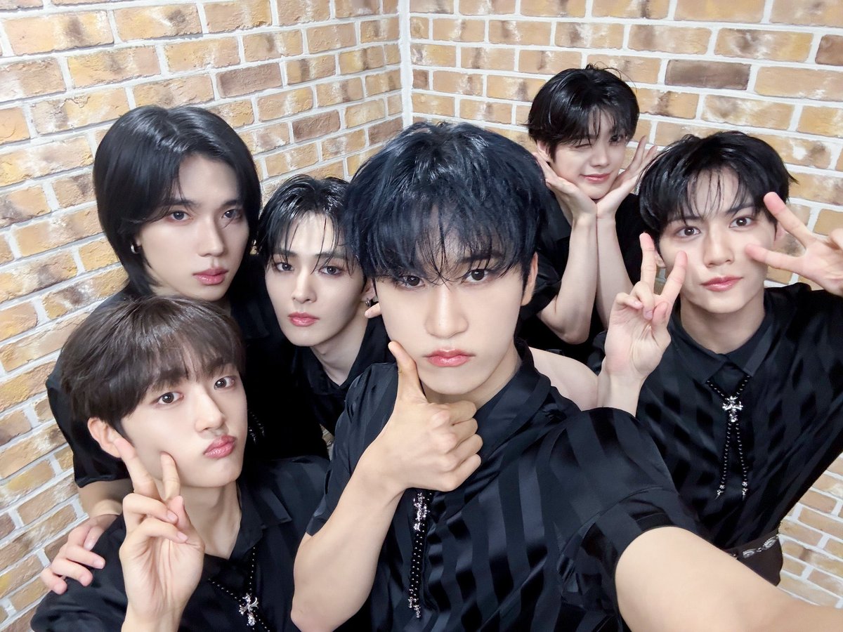 [📸] 19.09.25 

KBS2 <#MusicBank> #LUN8 #루네이트 
#LOST #로스트 

« Aujourd’hui le fan chant de LUV8 était le plus fort 🫶🏻
La performance de LUN8 LOST était la plus cool aussi 💖

Même dans la profondeur du clair de lune, nous brillions de mille feux 
Merci LUV8 d’avoir brillé