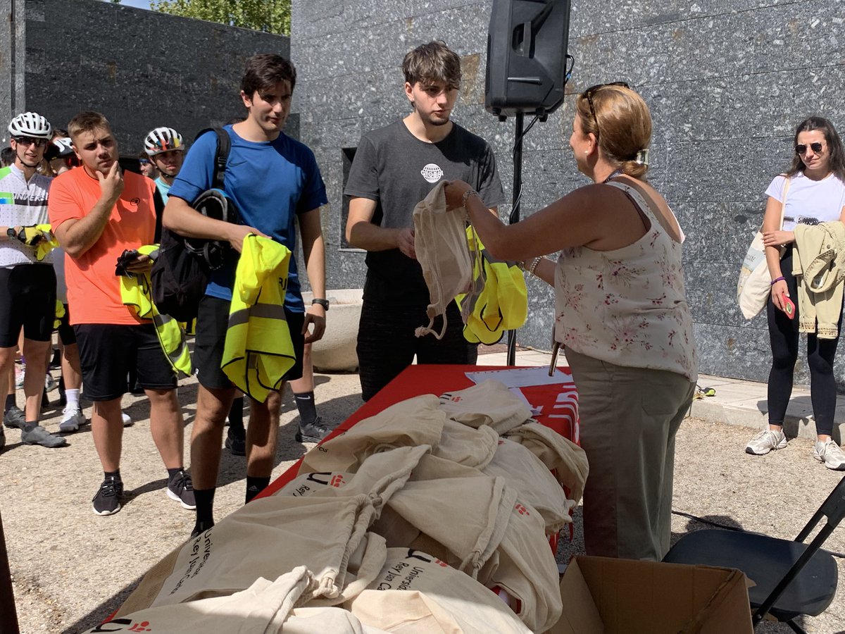 Ya ha finalizado la #rutaciclista #intercampus 🚴‍♂️
Estamos entregando los premios 💪