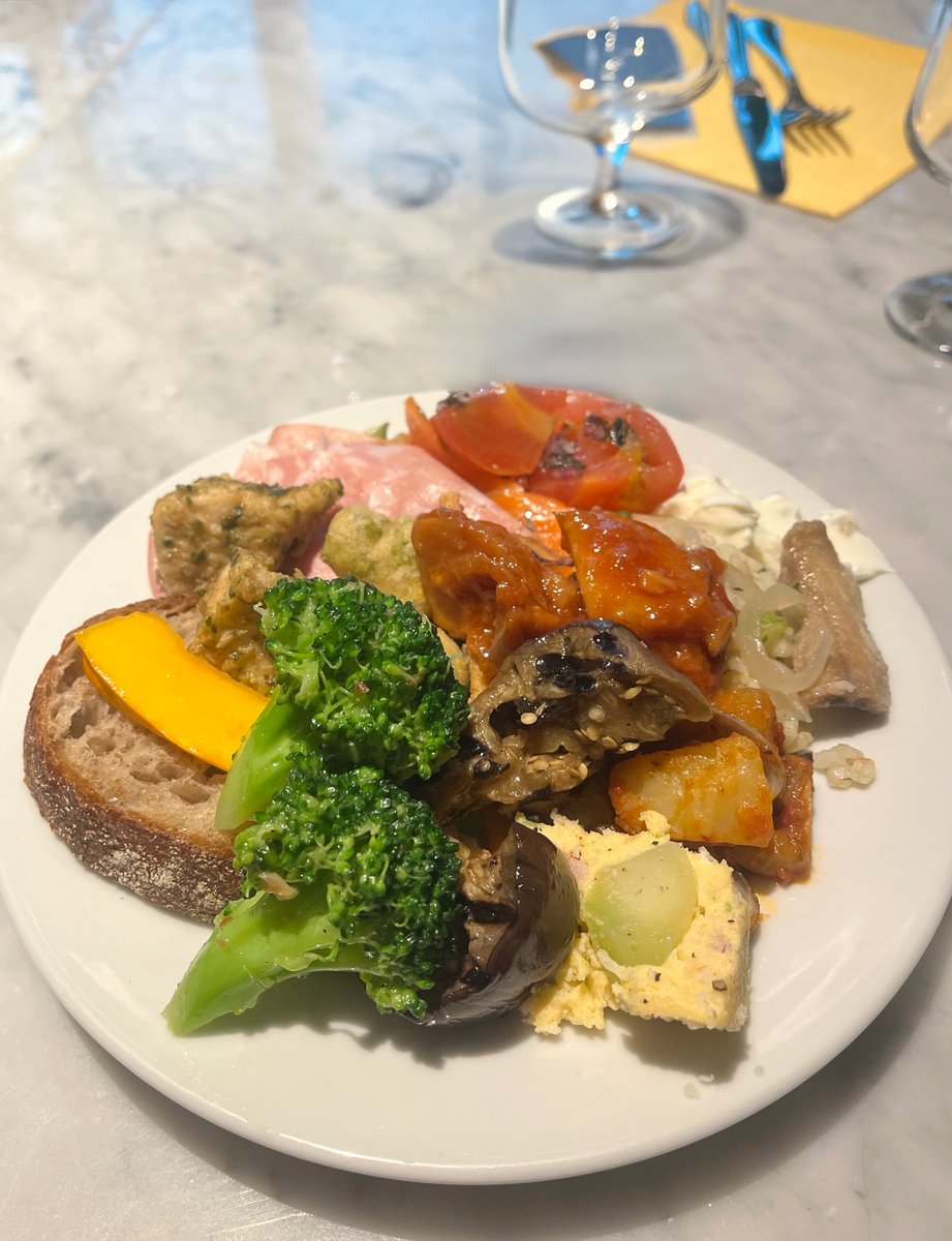麻布台ヒルズ3階のおすすめランチ「Bogamari Cucina Mediterranea」🥗
10種類以上ある前菜から好きなものを選ぶスタイル

#今日のRAKSUL