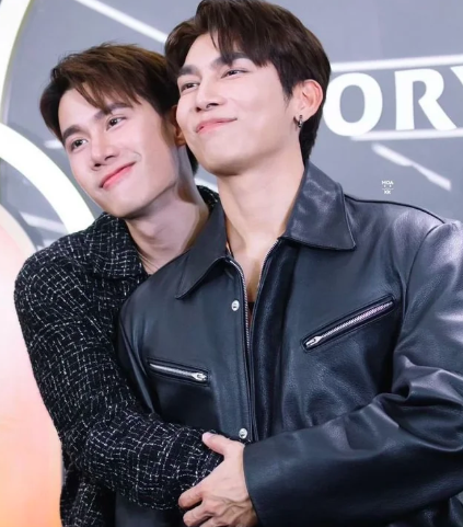 Actor Mew Suppasit reacts to a comment asking EXO's Suho to sing at his wedding:

"Of course"