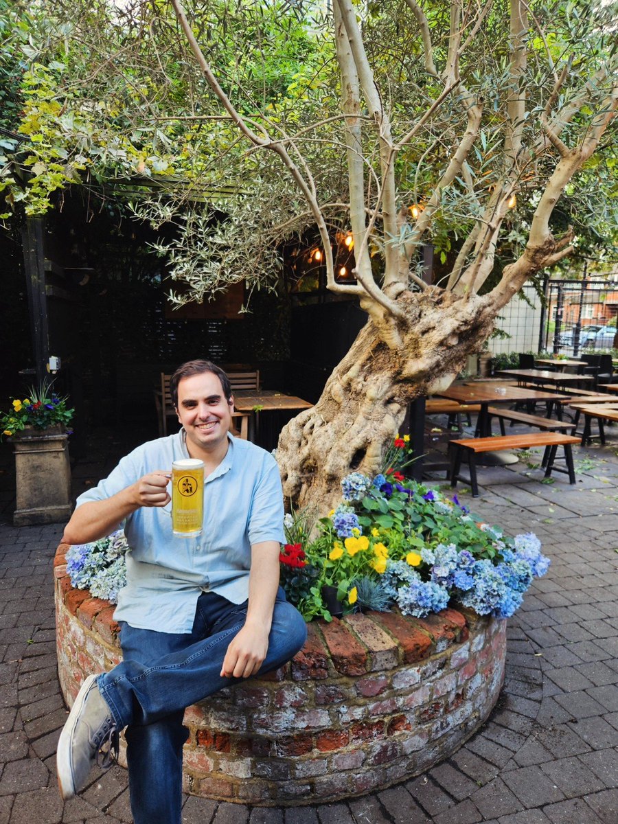 Our lovely Assistant General Manager, Rui, is fleeing the nest !  You have 2 weeks to pop by and say farewell 🥰
#teamcrab #pubmanager #weloverui