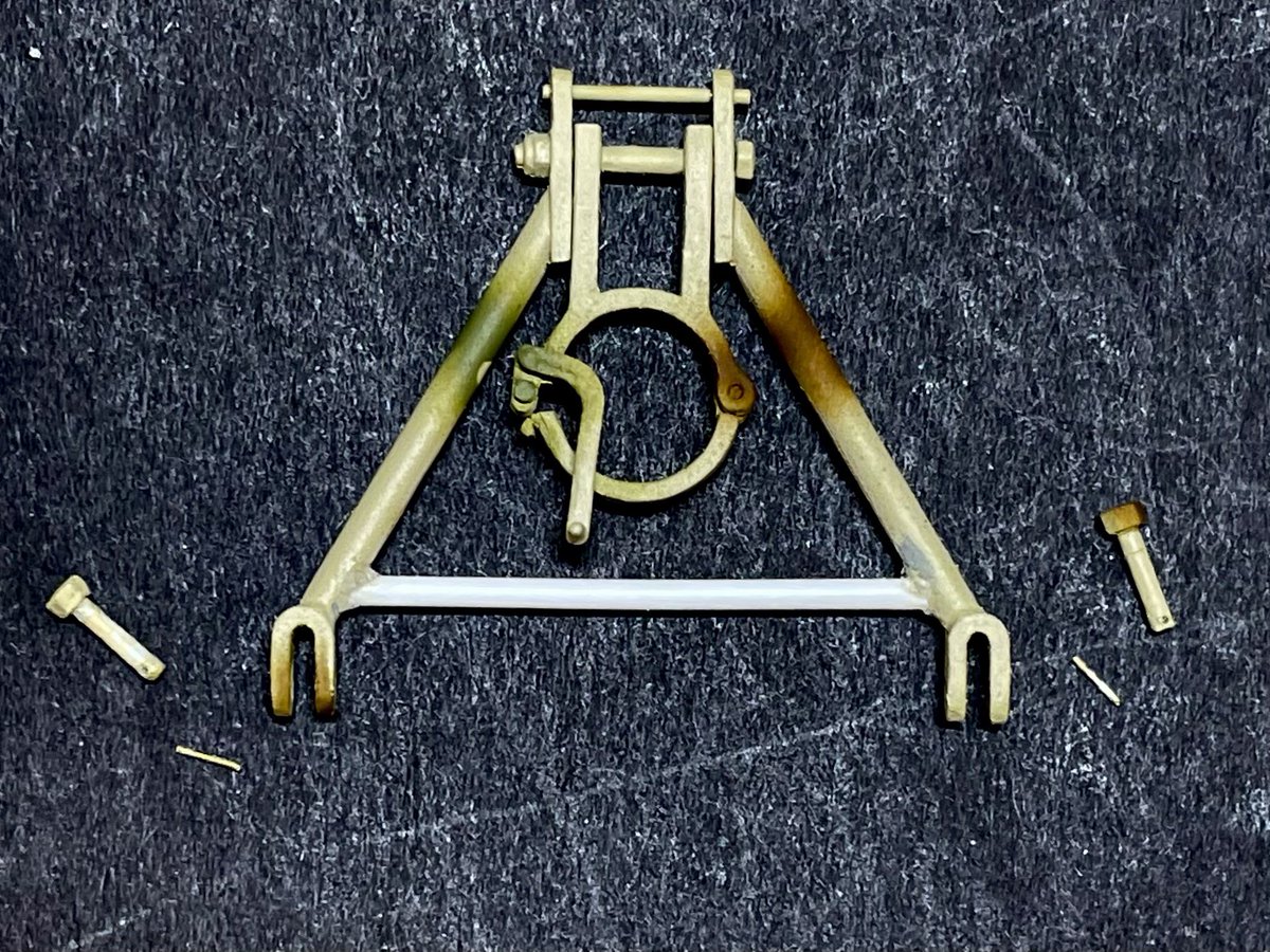 結局102番は305010号車と特定して、それらしく迷彩を再々塗装した。一度はカットしたトラベリングロックのバーも復元したよ。