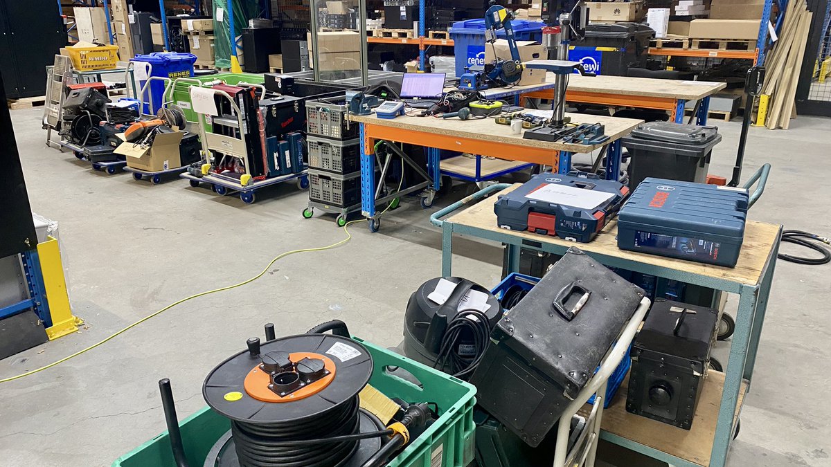 SmitOpleidingen's tweet photo. Een dagje uitvoeren inspectie elektrische arbeidsmiddelen in de praktijk. Zo houd ik als docent feeling met de echte praktijk. Eigenlijk een must voor iedere docent die de cursus “Inspectie elektrische arbeidsmiddelen” verzorgt. https://t.co/lM9XtQ8IRJ