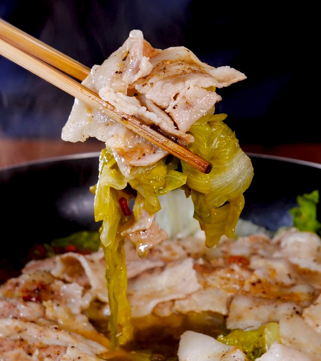 DelishKitchentv's tweet photo. くたくたレタス一玉に、豚バラのうま味を全部染み込ませる…...
ピリ辛だれでお箸が止まらんでこれ。 https://t.co/vpvUzsWiQt