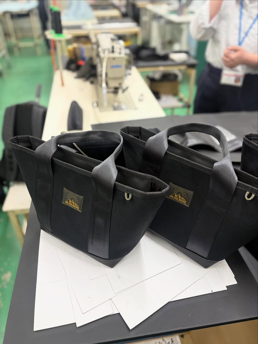 sgbase_sgrc's tweet image. 一緒にお仕事をさせていただいているディレクターさんが、山にロケに行く時にSG  BASEのミニショルダーバッグを使ってくれていました。
普段使いもOK、防水・防汚でアウトドアでも安心。
熊谷八木橋POPUP用にスエードミニトートも追加制作中
#sgbase #outdoorbag #bag #subaru