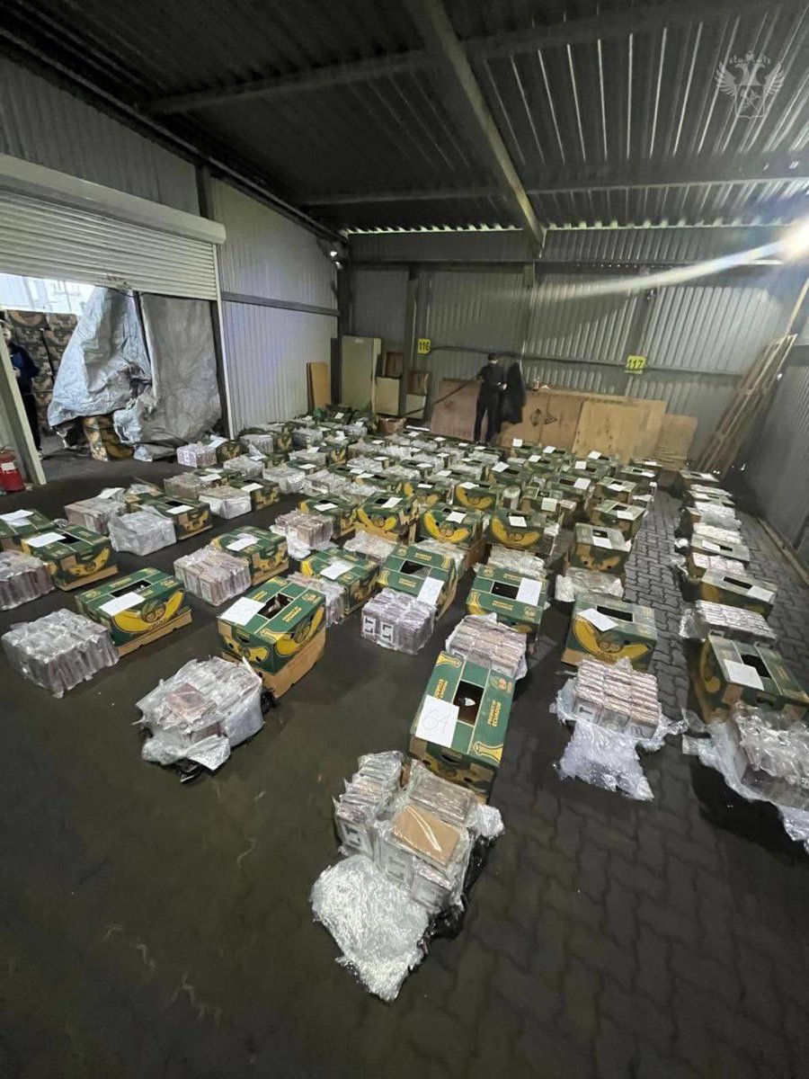 В петербургском порту в контейнере вместе с бананами из Эквадора нашли 1,5 тонны кокаина на 20 миллиардов рублей

Груз обнаружили 29 августа на судне Cool Emerald, пишет РБК со ссылкой на центр общественных связей ФСБ.

Фото: Федеральная таможенная служба