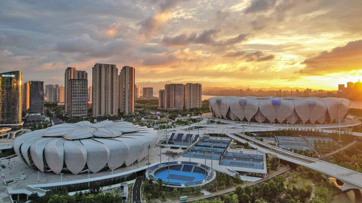 Tennis_Metrics's tweet photo. .
💥 Hangzhou tournament preview ! 👇

The rainiest tournament of the season ? 🤭

🎙Hijikata 2025: “As an Aussie, we're used to the heat but it's very hot and humid here"

🎙Cilic 2024: “We both served incredibly well today. There were not too many rallies, but that can happen on a fast court.

🎙Kukushkin 2024: “It’s tough conditions, with the high humidity. I like the court and the conditions. I’m enjoying my time here.”

⛷️  Surface: while the high humidity can sometimes make conditions challenging, the medium-fast surface encourages quick points without sacrificing too many long rallies. Players appreciate the balance between speed and control, making for an exciting and dynamic tournament.

After the 12 matches in qualies : 
▪ Service holds : 79% 
▪ 1st serve points won : 71% 
▪ Aces per games : 0.62
▪ Games per set : 9.31
▪ Tie-break per set : 0.14

☀️ Weather: hot (~28°C), humid and rain risk above 30% everyday 

🗻 Altitude: ~ 10 meters

🔍 Facilities:  the tournament is hosted at the Hangzhou Olympic Sports Expo Center, featuring 1 centre court with 5,000 seats and 2 show courts

🎾 Category: ATP 250

🤯 Tournament highlights: the Hangzhou Open was added to the ATP Tour in 2024, replacing the Zhuhai Championships. This marks a new chapter in Chinese tennis as the city of Hangzhou becomes a key stop on the ATP calendar

🤑 Director:  Leon Sun

🆚 Draw: 28 players (27 games played over 7 days in main draw)

✂ Cut: Vukic n°93 ATP

🐒 Wild Cards: Zhang (192), Wu (196), Sun (236)

🔚 Withdrawals: Khachanov, Agut, Bellucci, Djere

📆 Dates: 17-23 September

📉 R.O.I. Outsiders (if we had bet on all the outsiders):
🔹 2024: 5.44%
👉 Biggest Surprise: Uchiyama beats Rune at 4.36

📈 R.O.I. Favorites (if we had bet on all the favorites):
🔹 2024: -11.93%

🏠 Story time: last year, three Chinese players participated in the Hangzhou Open, marking notable performances, especially from Zhang, who made a remarkable run to the final. Despite his impressive journey, he was unable to secure the title. This highlights the growing strength and potential of Chinese players...

2024 : 3 Chinese players engaged, 2 outperformed
▪ Yunchaokete beats Khachanov at 2.61
▪ Zhang beats Bellucci at 2.08

🏆Recent Champions:
▪ 2024: Marin Čilić defeated Zhang Zhizhen 7–6, 7–6

Liked it ?! 

Leave me a ❤ if you want more content like this !

As usual, all main draw matches will analysed with forecasts by @Marcos_Betting @EsotericValue and I. 

Go take a look ! 

🤙

#TennisBetting #HangzhouOpen #TennisBets #bettingtips #BettingX #Tennis