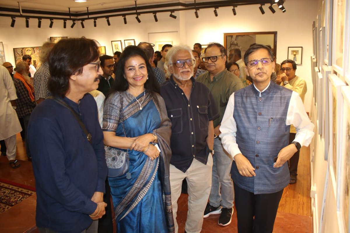 airnewsalerts's tweet photo. The High Commissioner of India in Bangladesh inaugurated the painting exhibition “Immersion in the World Path” by Bangladeshi artist Sunil Kumar at the Indian Cultural Centre (#ICC). 

The event featured a Gaudiya Nritya dance performance, The Colours of Shakti, and was attended by eminent cultural figures, including artist Monirul Islam as Guest of Honour.

@ihcdhaka | @DhakaPrasar | #IndiaBangladesh