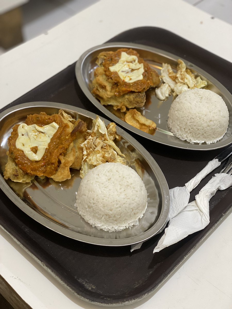AKU NOBATKAN INI SALAH SATU AYAM GORENG TERENAK DI JAKARTA 😍

Ayamnya bukan tipe ayam goreng tepung krispi ala KFC/McD, tapi malah bisa dibilang itu keunikannya.

Sambelnya wangi &amp; gurih banget! Kayak ada wangi daun jeruknya, dan cukup pedas.