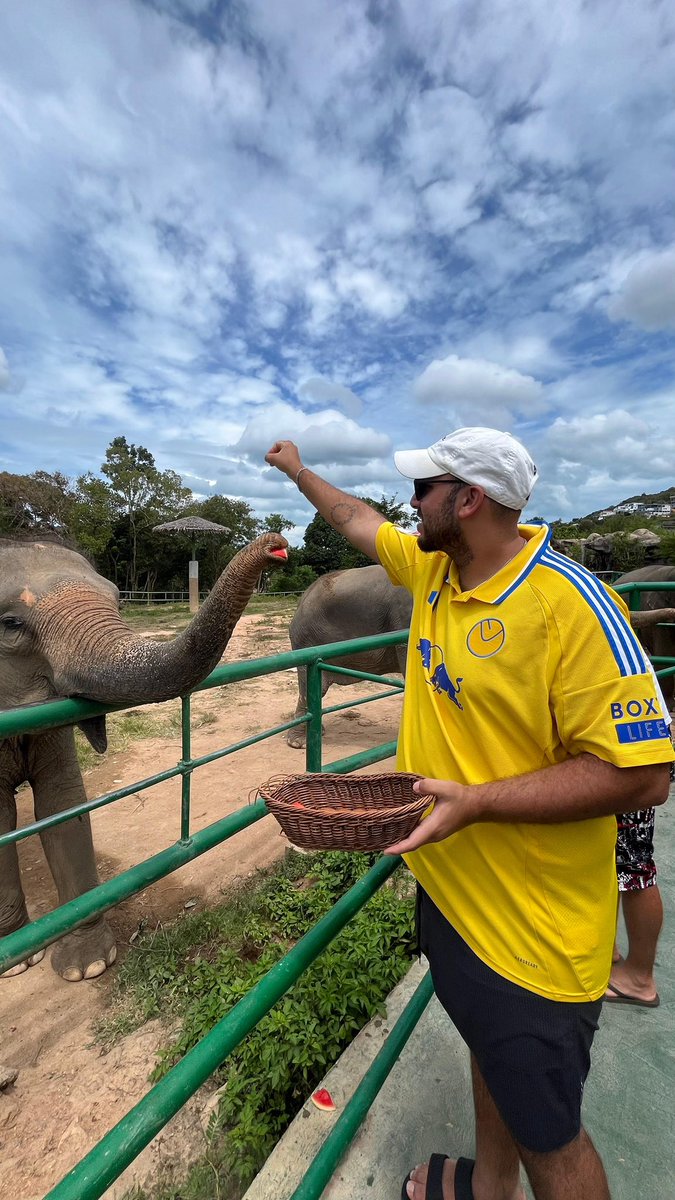 נראה לכם אני האדם הראשון אי פעם שהאכיל פילים עם חולצת חוץ של מנור סולומון בלידס?