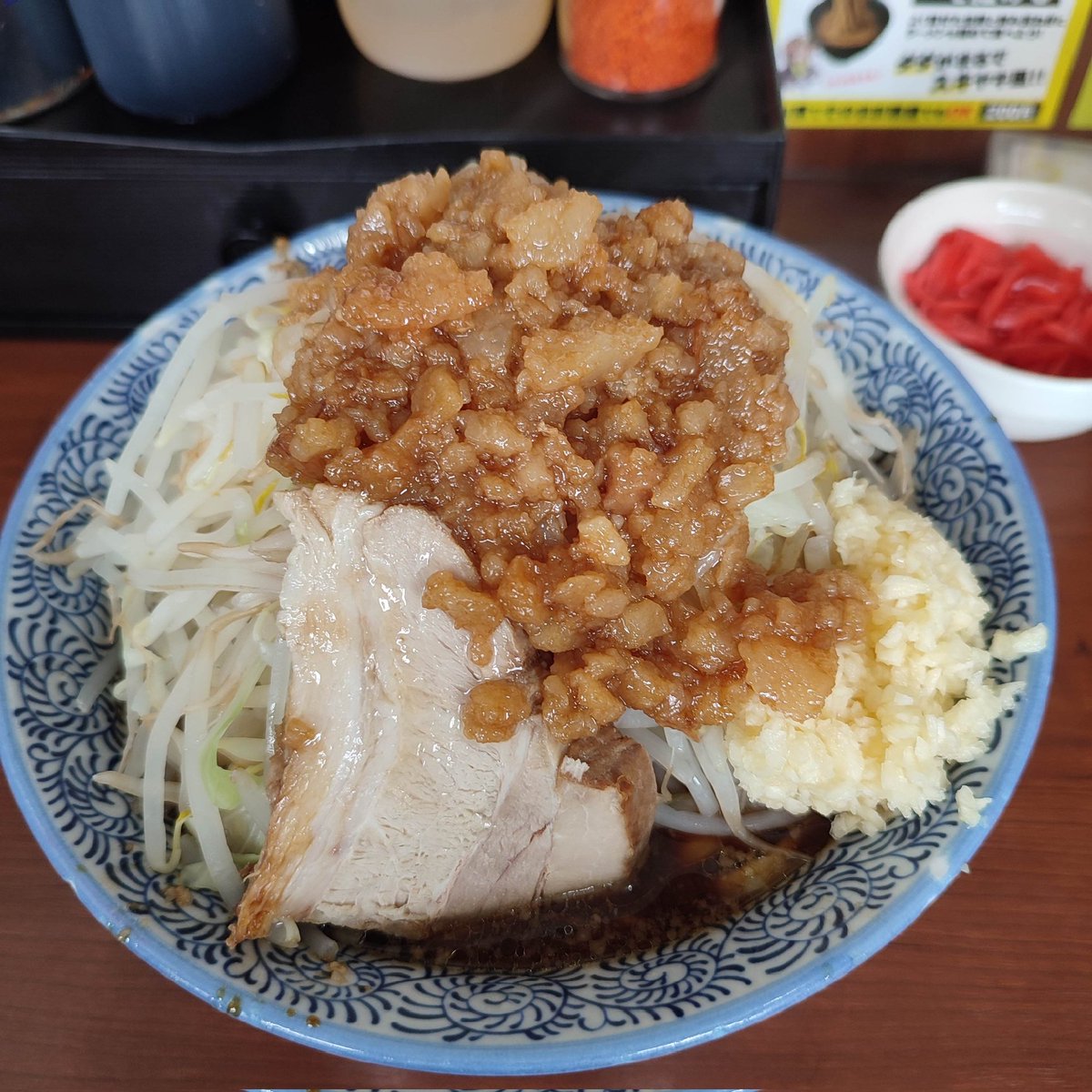 SASAMASA310's tweet photo. 松木田田さんにて小ラーメン、ニンニクマシマシ、野菜マシ、脂マシマシ、紅生姜をオーダー。午前11時涼しくて熱々のラーメンが丁度いい感じです。粗挽き胡椒や一味唐辛子を振りつつ食べ進め、野菜とニンニクのおかわりをして完食です。今日もごちそう様でした。 https://t.co/3QrjwPcfnj