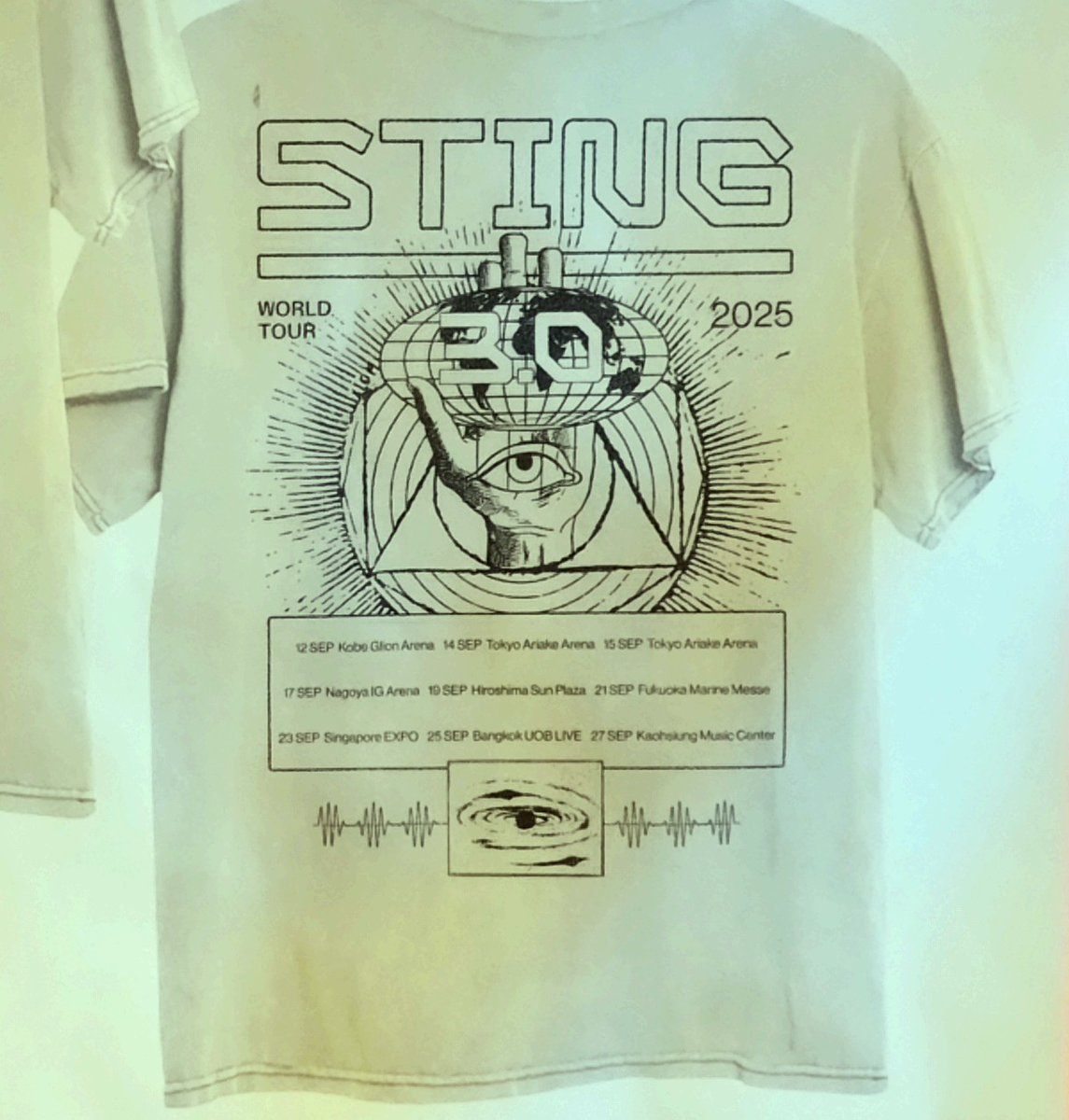 世界的ミュージシャンのスティングさん、来日中🇯🇵
今年のツアーＴシャツ、どうしちゃったの❓️
幾何学模様に銀河、極めつけはイルミナティーか何やらに似たイラスト。
さすがスティング先生。
世の中のこと宇宙、よくご存知のようで。

＃STING