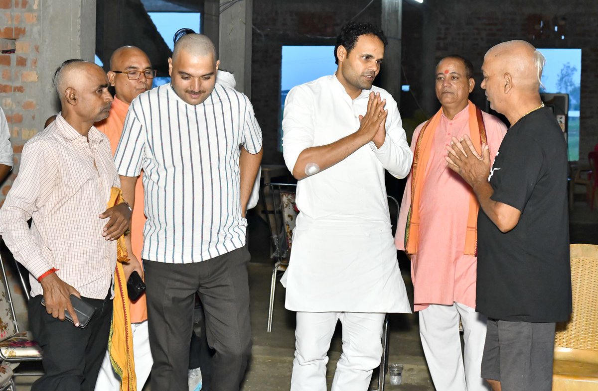 mpriteshpandey's tweet image. आज कटहरी विधानसभा के ग्राम सरकने किशुनीपुर में प्रधान श्री राजेश दुबे जी की माताजी के अंतिम संस्कार में सम्मिलित होकर श्रद्धांजलि अर्पित की।

इसके बाद अटल भवन अकबरपुर जाना हुआ और वहाँ की गतिविधियों में सहभागिता की. यह स्थान हमें आदरणीय अटल जी के आदर्शों और जनसेवा की प्रेरणा की…