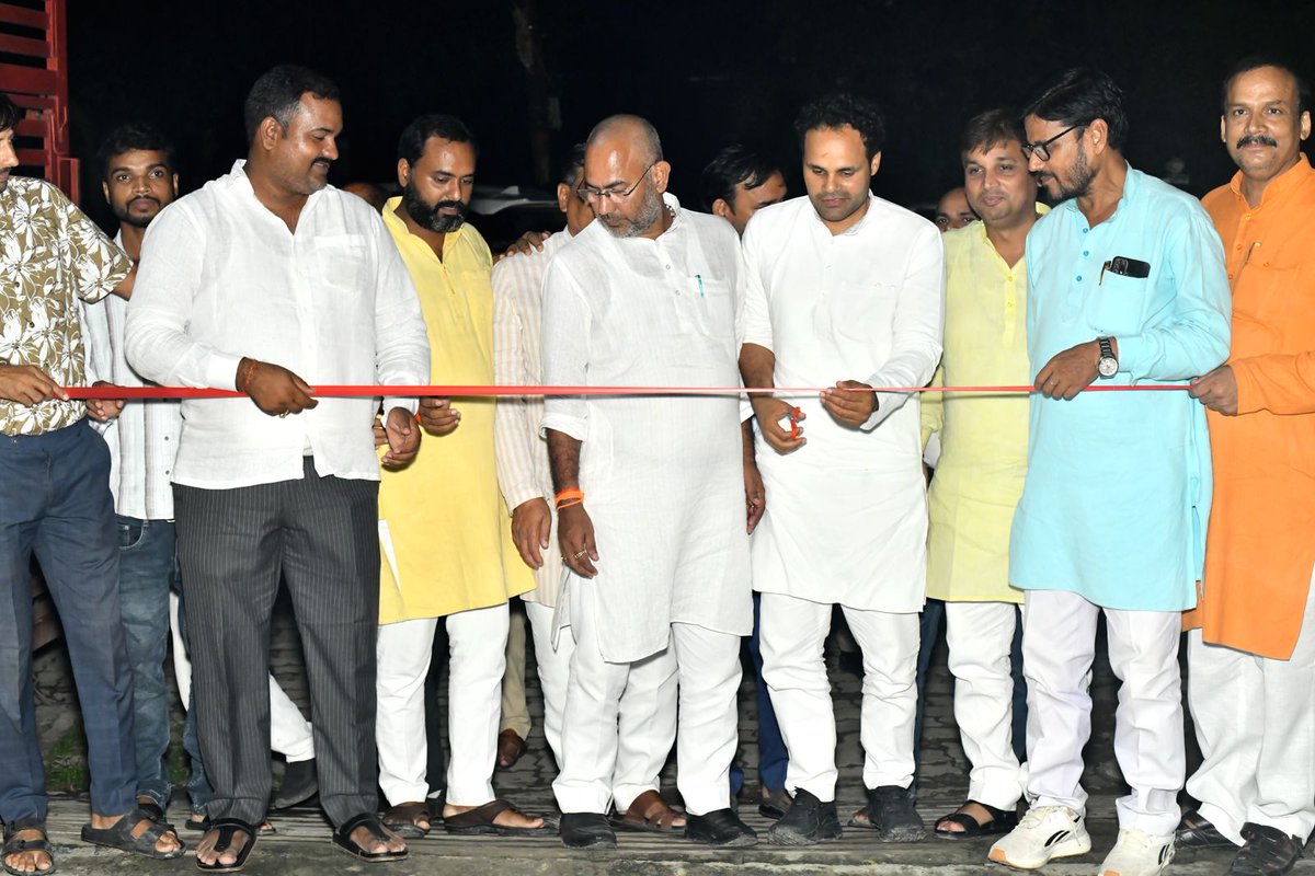 mpriteshpandey's tweet image. आज कटहरी विधानसभा के ग्राम सरकने किशुनीपुर में प्रधान श्री राजेश दुबे जी की माताजी के अंतिम संस्कार में सम्मिलित होकर श्रद्धांजलि अर्पित की।

इसके बाद अटल भवन अकबरपुर जाना हुआ और वहाँ की गतिविधियों में सहभागिता की. यह स्थान हमें आदरणीय अटल जी के आदर्शों और जनसेवा की प्रेरणा की…