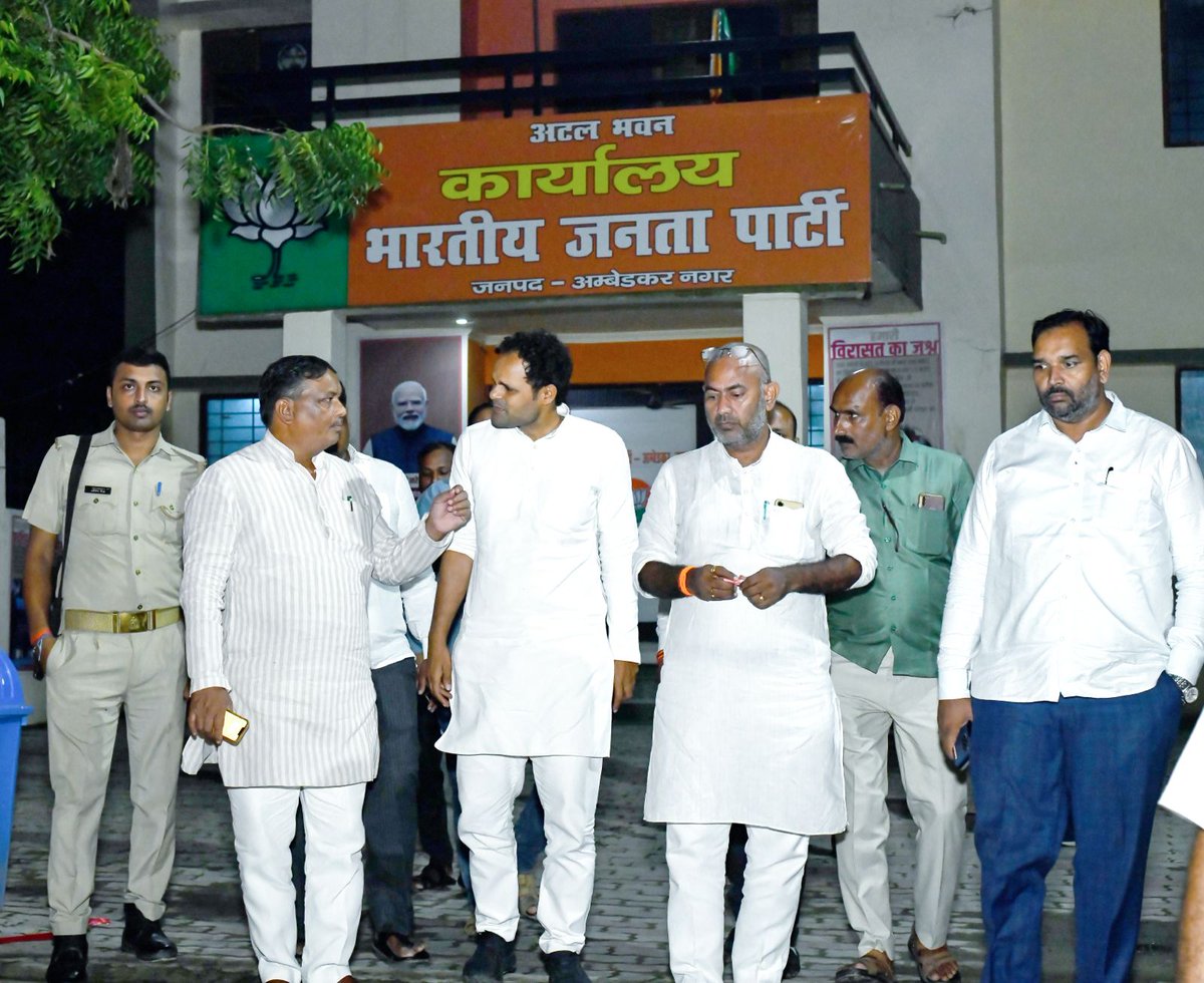 mpriteshpandey's tweet image. आज कटहरी विधानसभा के ग्राम सरकने किशुनीपुर में प्रधान श्री राजेश दुबे जी की माताजी के अंतिम संस्कार में सम्मिलित होकर श्रद्धांजलि अर्पित की।

इसके बाद अटल भवन अकबरपुर जाना हुआ और वहाँ की गतिविधियों में सहभागिता की. यह स्थान हमें आदरणीय अटल जी के आदर्शों और जनसेवा की प्रेरणा की…