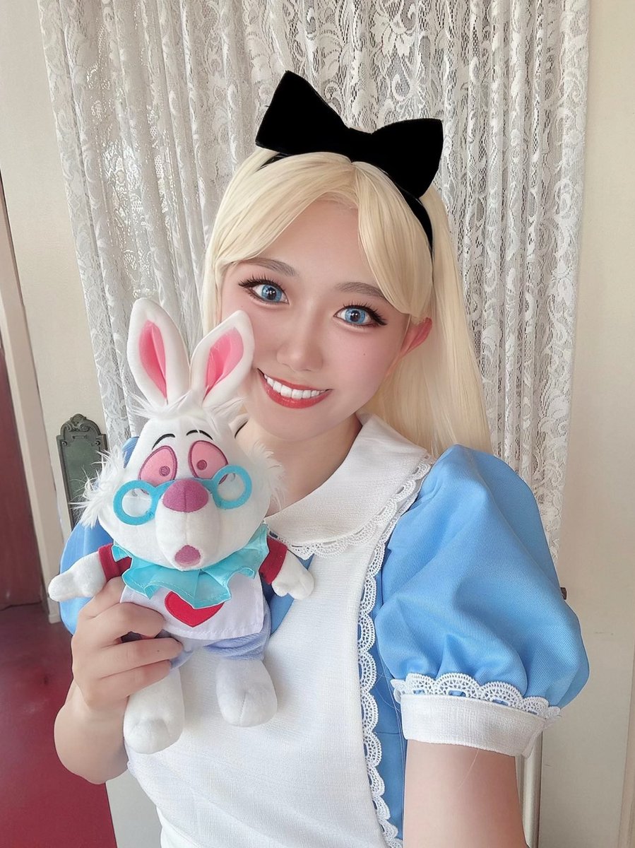 aoi_t_1225's tweet image. セルフィー不慣れすぎる🤣📸

一緒に仮装してた相棒から借りた
白うさぎ🐰(過去に私があげた誕プレ✌️)

お陰様で白うさぎ会えた⸜❤︎⸝‍

マッドハッターとチェシャ猫も
写真は取れなかったけど会えたから
コンプリート🫶

 #Dハロ仮装2025
#Dハロ仮装者さんと繋がりたい
 #Dハロ仮装民と繋がりたい