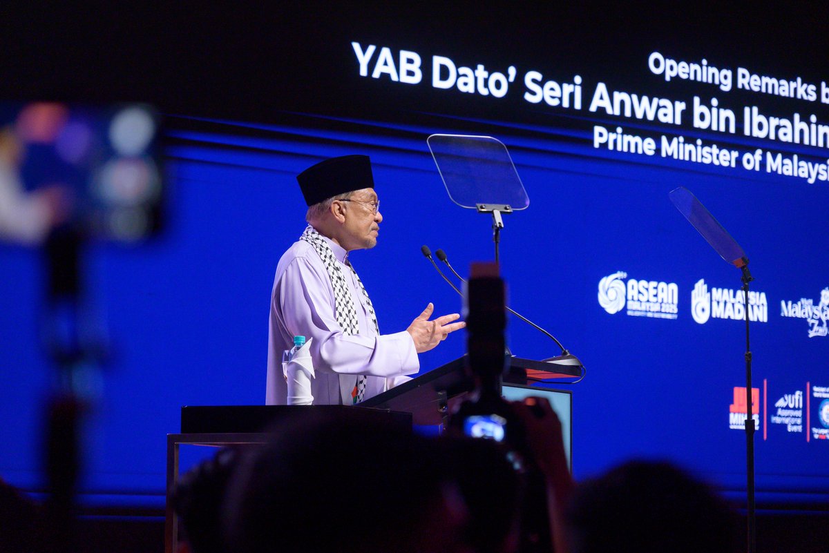 mihas_malaysia's tweet image. Global Halal Summit 2025 opens at #MIHAS2025, launched by Prime Minister of Malaysia, Anwar Ibrahim with leaders and guests, reinforcing Malaysia’s role as a global Halal hub.

#ThinkHalalThinkMIHAS #MATRADE #GHaSOpeningCeremony