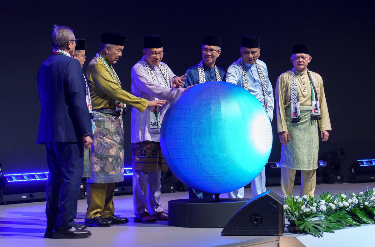 mihas_malaysia's tweet image. Global Halal Summit 2025 opens at #MIHAS2025, launched by Prime Minister of Malaysia, Anwar Ibrahim with leaders and guests, reinforcing Malaysia’s role as a global Halal hub.

#ThinkHalalThinkMIHAS #MATRADE #GHaSOpeningCeremony