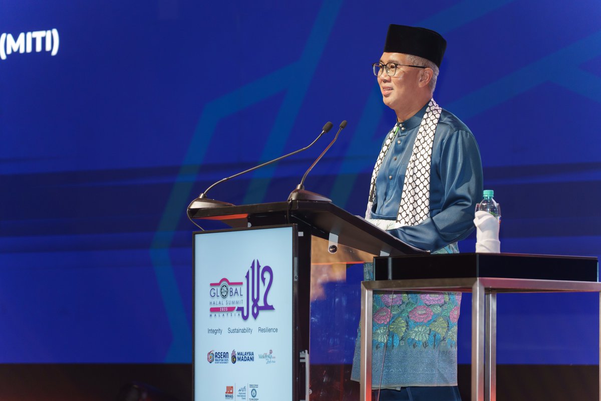 mihas_malaysia's tweet image. Global Halal Summit 2025 opens at #MIHAS2025, launched by Prime Minister of Malaysia, Anwar Ibrahim with leaders and guests, reinforcing Malaysia’s role as a global Halal hub.

#ThinkHalalThinkMIHAS #MATRADE #GHaSOpeningCeremony