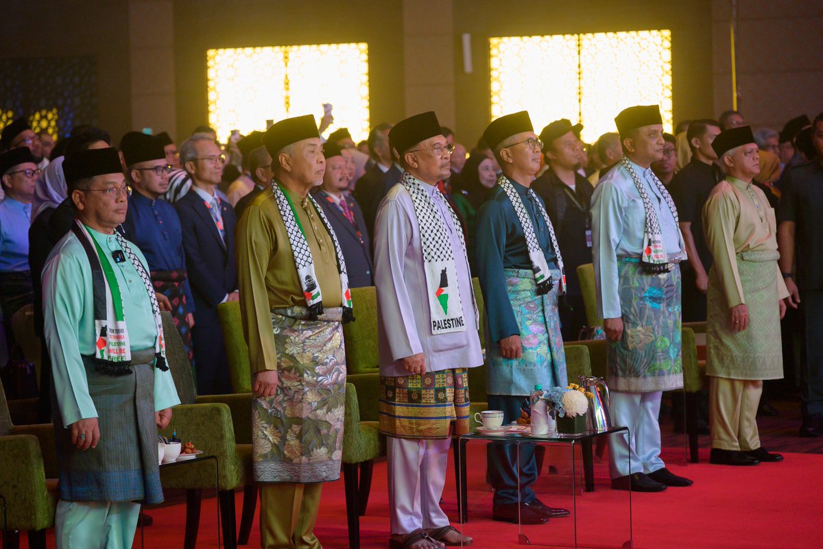 mihas_malaysia's tweet image. Global Halal Summit 2025 opens at #MIHAS2025, launched by Prime Minister of Malaysia, Anwar Ibrahim with leaders and guests, reinforcing Malaysia’s role as a global Halal hub.

#ThinkHalalThinkMIHAS #MATRADE #GHaSOpeningCeremony