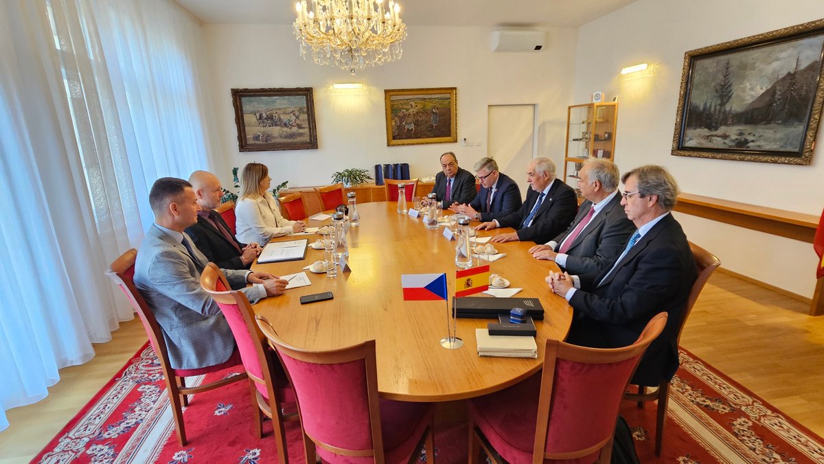 <a href="/Nejvyssisoud/">Nejvyšší soud</a>  přijal delegaci španělského Ústavního soudu vedenou jeho předsedou Cándidem Conde-Pumpidem Tourónem. Jedním z klíčových témat diskuze bylo enormní zatížení českého NS, především v důsledku vysokého počtu tzv. nepřípustných dovolání 1url.cz/jJjcx