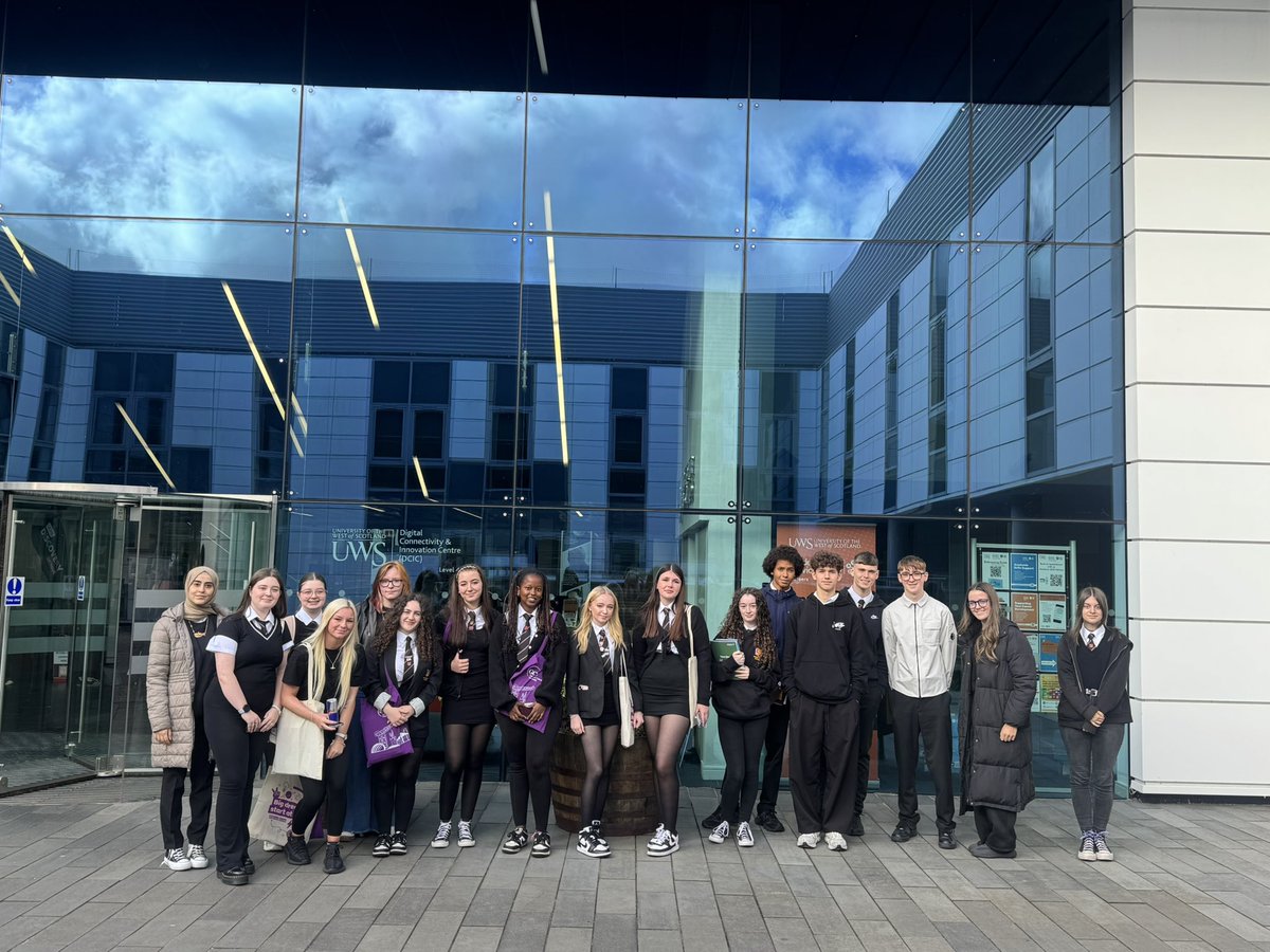 IRoyalDYW's tweet image. Throwback to last Thursday when our S6 university applicants explored their next steps at the annual @ucas_online Discovery Day at @UniWestScotland 🎓📚 Big dreams ✅ Big decisions ✅ free pens 👀✅ @MrsDorrian @careerswummin @IrvineRoyalAcad 💫 #ambition #believesinbetter