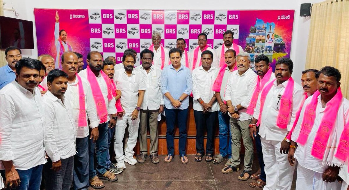 హైద్రాబాద్ లోని తెలంగాణ భవన్ లో గద్వాల నియోజకవర్గం నుండి మాజీ సర్పంచులు, మాజీ ఎంపీటీసీలు, సింగిల్ విండో డైరెక్టర్లు BRS పార్టీ కార్యనిర్వహక అధ్యక్షులు కేటీఆర్ గారు, మాజీ మంత్రి వి శ్రీనివాస్ గౌడ్ గారు, మాజీ SATS చైర్మన్ ఆంజనేయులు గారు, హనుమంత్ నాయుడు గారి సమక్షంలో BRS పార్టీలో