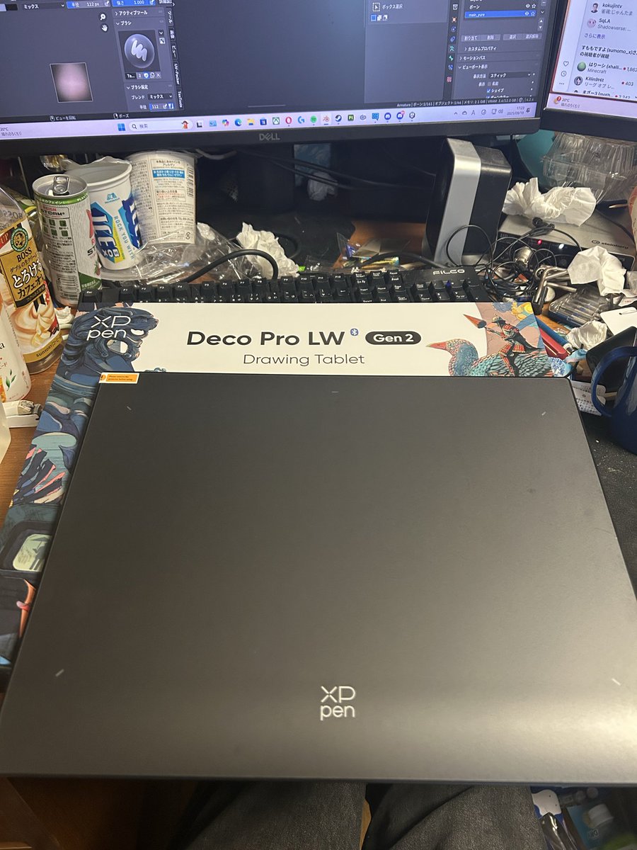 T_HK416's tweet photo. 長年使ったペンタブも大分限界なので汚い机にmy new gear
Intuosの最新モデルは高すぎたのでxppenに浮気 https://t.co/KrpiSRTdlg