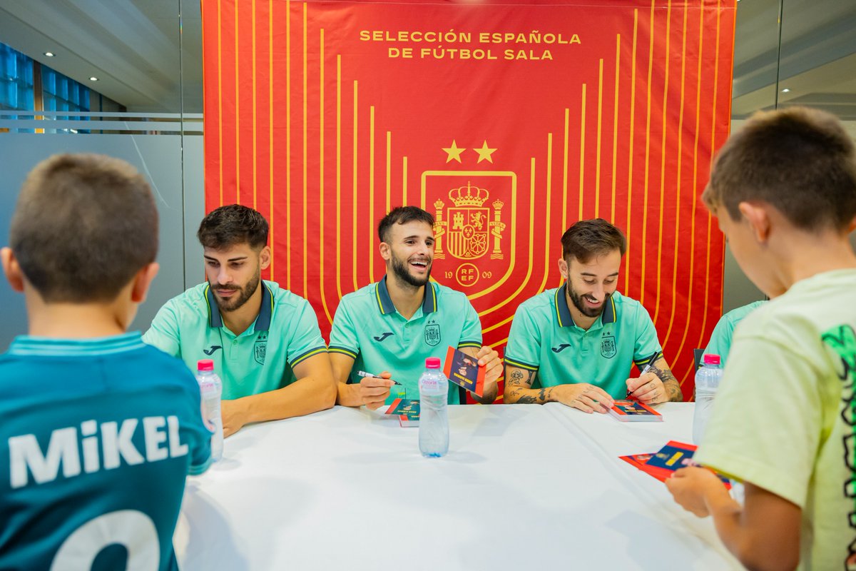fedfutnavarra's tweet photo. @SEFutbol @SCDRAnaitasuna @RafadelAmoArizu @jvelascotejada @asierllamas @rfef @RiberaNavarraFS @CDXOTA @FutSalRFEF @jorgeaguiovi @deporte_na @gob_na @BaloncestoESP @SEFutbolFem 📝 Tras el entrenamiento de ayer, 4⃣ integrantes de la @SEFutbol (@asierllamas, entre ellos)  mantuvieron un encuentro con jóvenes aficionados al #futsal.

🚨 Última oportunidad para hacerte con tu 🎟️

🆚 Armenia 

🗓️ HOY
🕘 21:00
🏟️ @SCDRAnaitasuna 

https://t.co/K4bRvZ6QKw https://t.co/kiJhvSNLCa
