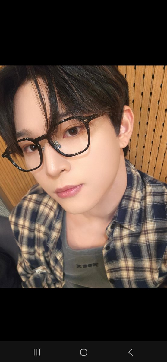 H_WOONG0826's tweet photo. 안경 건학이 잘생김🖤 https://t.co/ItgA5HGUnG