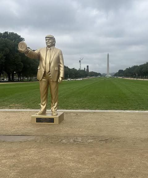 تمثال ذهبي جديد لترامب يبلغ ارتفاعه 12 قدما يحمل عمله بيتكوين امام مبنى الكابيتول - في نفس اليوم الذي خفض فيه الاحتياطي الفيدرالي سعر الفائدة