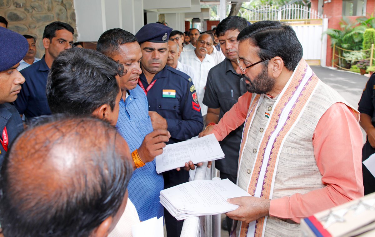 मुख्यमंत्री श्री <a href="/NayabSainiBJP/">Nayab Saini</a> ने आज संत कबीर कुटीर पर लोगों की समस्याएँ सुनीं और उनके समाधान के लिए संबंधित अधिकारियों को आवश्यक दिशा-निर्देश दिए।

जनता की सेवा और उनकी समस्याओं का त्वरित समाधान ही मुख्यमंत्री की प्राथमिकता है।