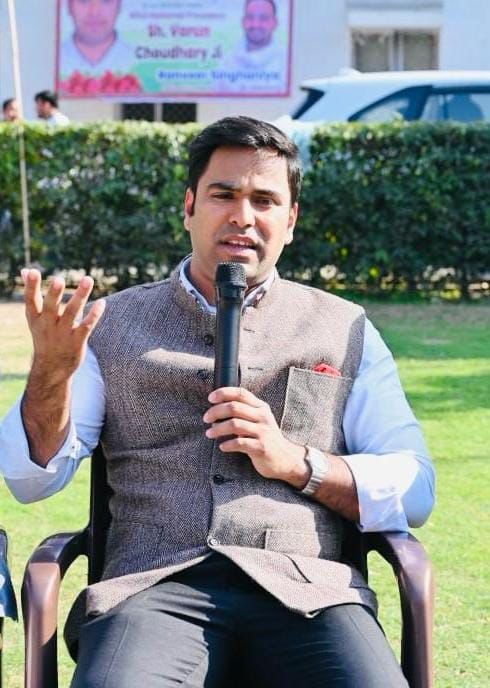 मुस्कान की चमक को दबाने के लिए,
कई चेहरों ने अपना जमीर बेच दिया।
जो सच्चाई से नज़रें नहीं मिला पाए,
उन्होंने झूठ के लिए तक़दीर बेच दिया।” 

Forever <a href="/varunchoudhary2/">Varun Choudhary</a> ❤️✊🏻