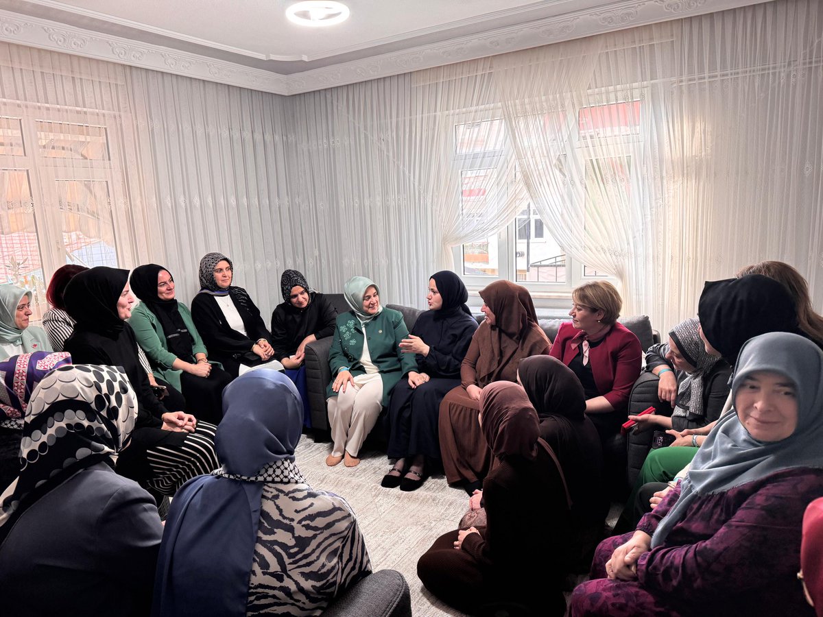 Genel Merkez Kadın Kolları Başkanımız Sayın <a href="/tugbaisikercan/">Tuğba IŞIK ERCAN</a> ile birlikte, dünya evine adım atmaya hazırlanan Kübra kardeşimize çeyiz hediyelerimizi takdim ettik.

<a href="/tulaykaynarca/">Tülay Kaynarca</a> 
<a href="/RSKatircioglu/">Radiye Sezer KATIRCIOĞLU</a> 
<a href="/yyaseminozdemir/">Yasemin Özdemir 🇹🇷🇹🇷🇹🇷</a> 
<a href="/Pnaratabay1/">Pınar ATABAY</a>