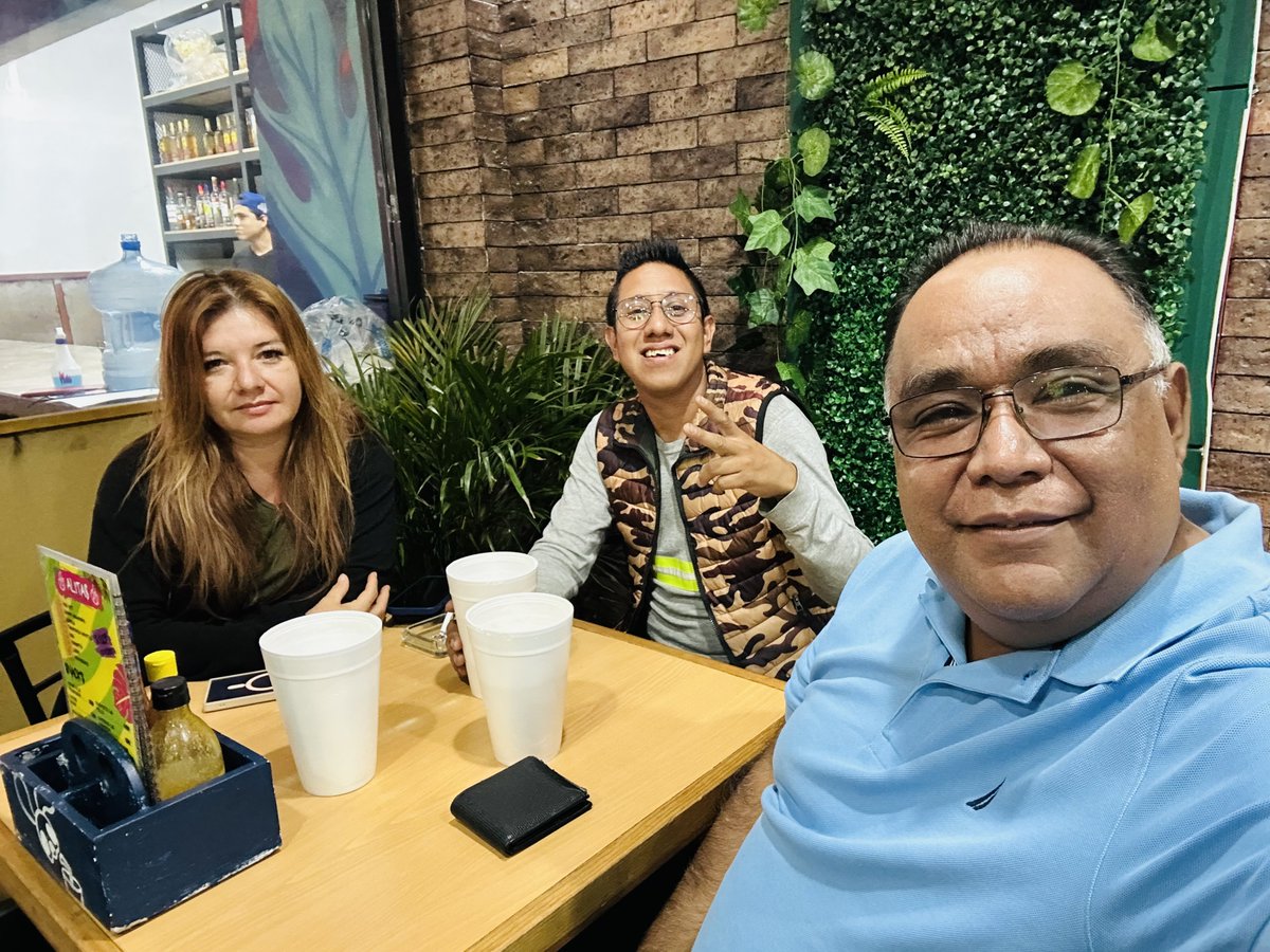 diajmx's tweet photo. *SONIDO DE DISCO RAYADO*

*SE CONGELA EL CUADRO*

”Sí. Ese soy yo. Quizá se pregunten cómo terminé aquí.” https://t.co/Tz67HO2eGo