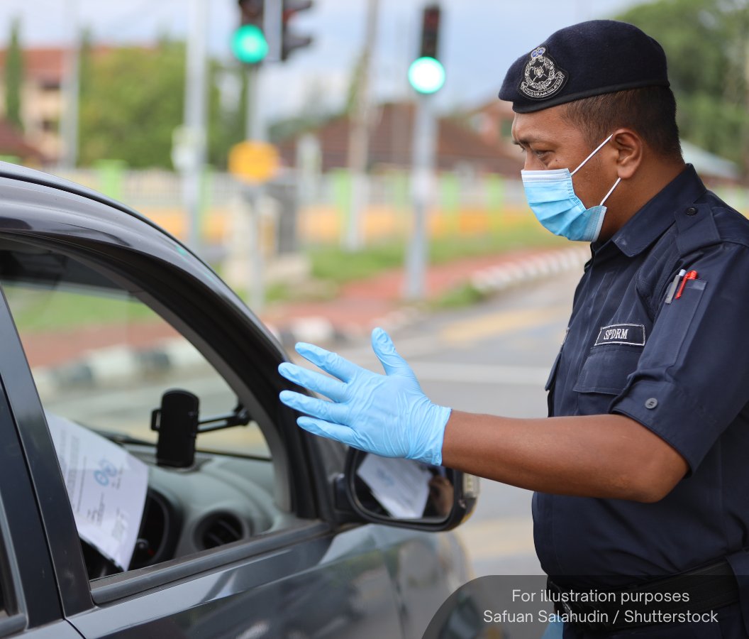 Three police officers have been arrested over an extortion and molestation case involving a female student in Sentul.

She claimed that officers stopped her &amp; her boyfriend early Wed morning and demanded that she either have sex with one of them or pay a bribe of RM10,000.

🧵1