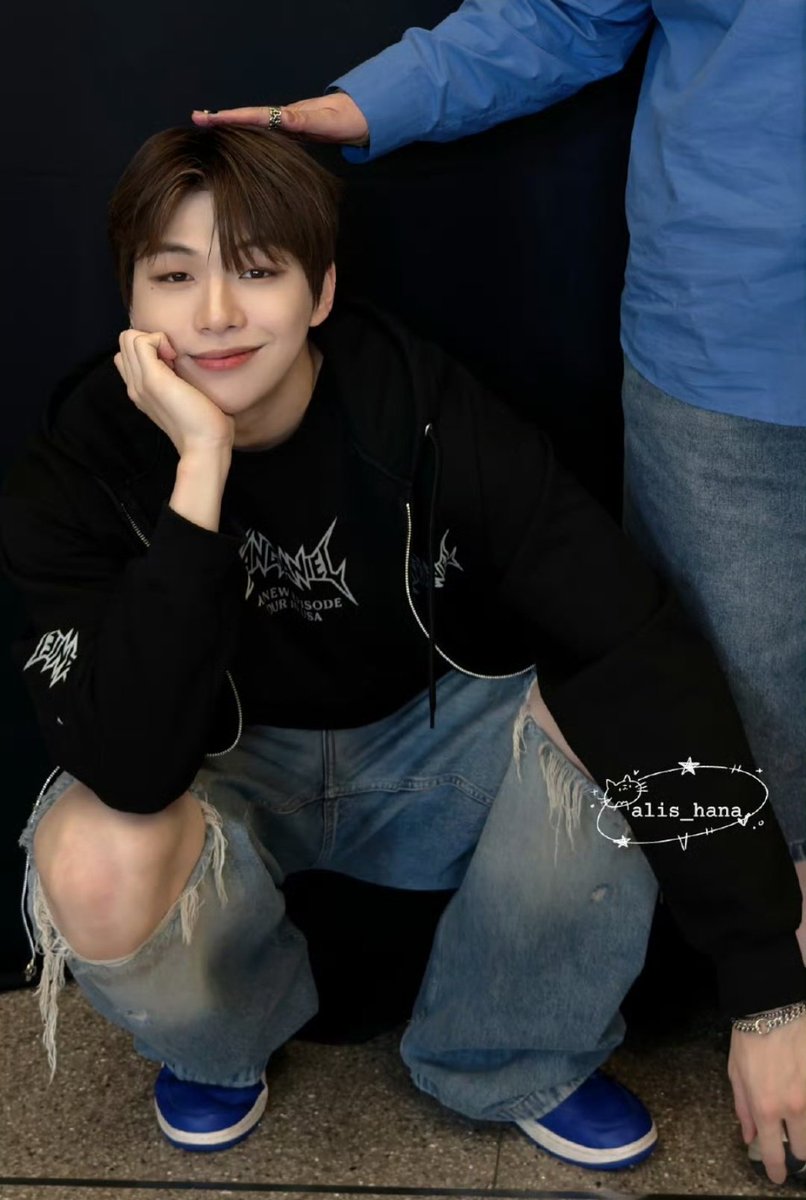 "This picture looks so good. My smol little puppy"

🫳🏻🐶😆

weibo.com/2881541642/521…