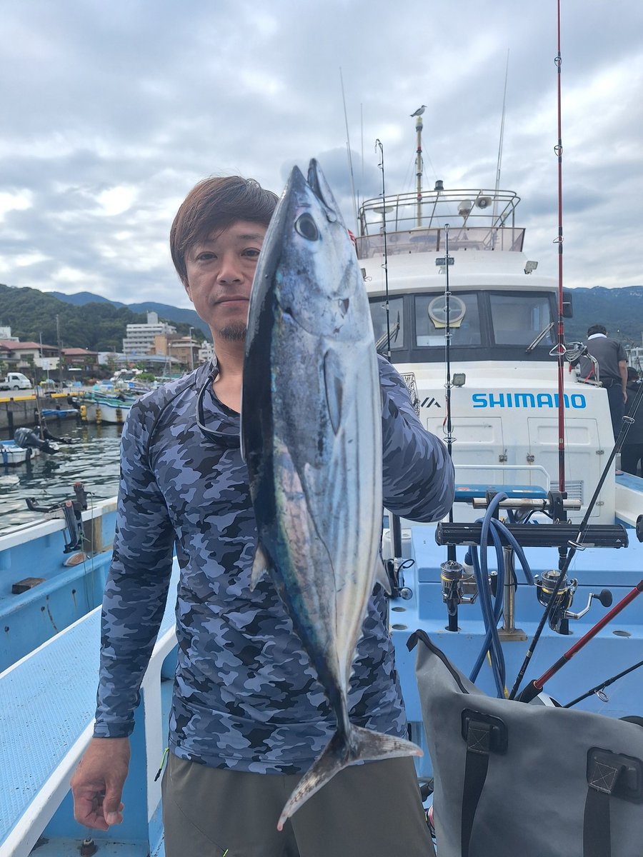 19日久しぶりにマグカツ船へ出船しました。最近はカツオが良く釣れていたそうですが、追っ払ってしまったのか今日は反応少なめでした。チップバラシもあって勿体ない…。すいている船では丁寧に釣りましょう🤣流し釣りへ移行してきた感じです。これからですかね。ご予約お待ちしています❗❗