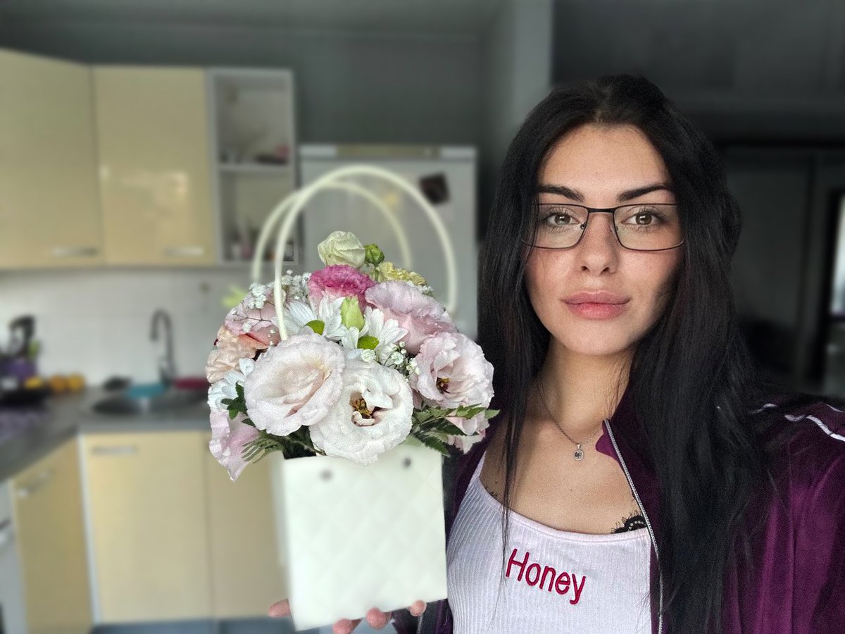 Flowers &amp; glasses kind of mood today 🌺🤓
Sweet little things always make the day brighter. 💐

#goodvibes #simplejoys #Flowers