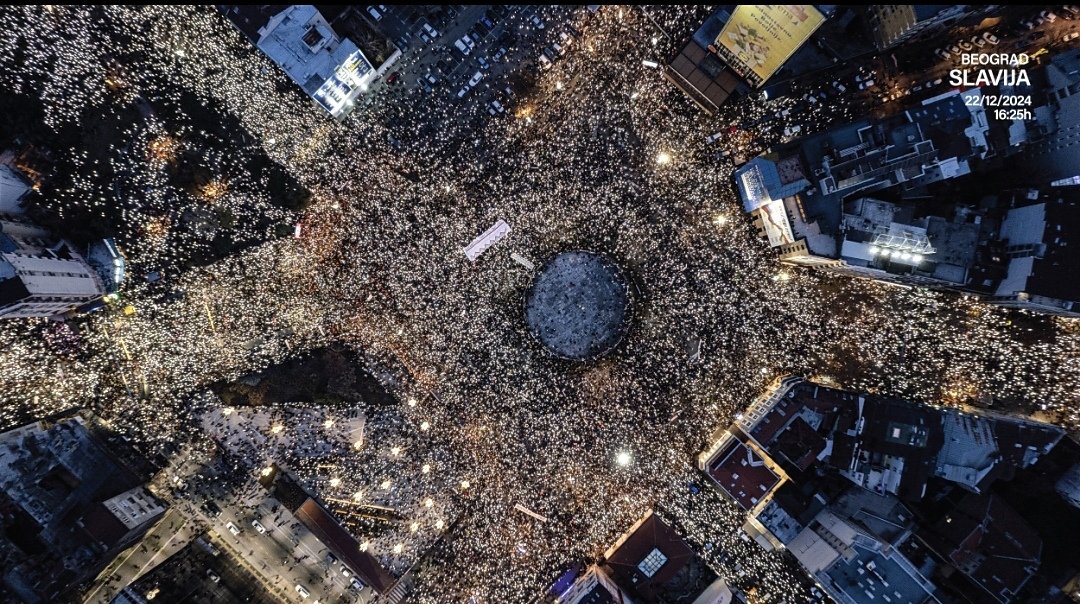 Šta se sa nama događa osim ovih masovnih performansa, ja ne znam kako drugačije da ove ,,slike,, objasnim. Ovo nije borba, ovo je sviranje q. Prosveta nije dobila plate....i? Opet jebene šetnje, a on drka tenkove po ulic. čije ćemo asfaltiranje mi platiti, zastava po gradu pun q